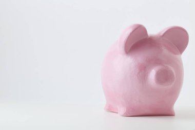 Beyaz arka plan üzerinde pembe kumbara. Finans, tasarruf, doğal durumda