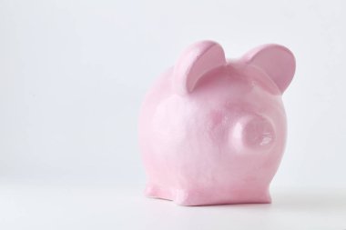 Beyaz arka plan üzerinde pembe kumbara. Finans, tasarruf, doğal durumda