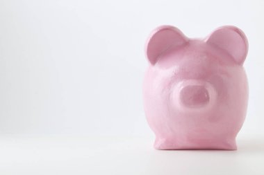 Beyaz arka plan üzerinde pembe kumbara. Finans, tasarruf, doğal durumda