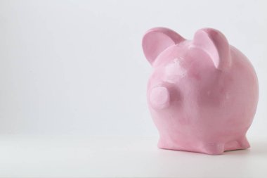 Beyaz arka plan üzerinde pembe kumbara. Finans, tasarruf, doğal durumda