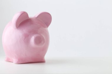 Beyaz arka plan üzerinde pembe kumbara. Finans, tasarruf, doğal durumda