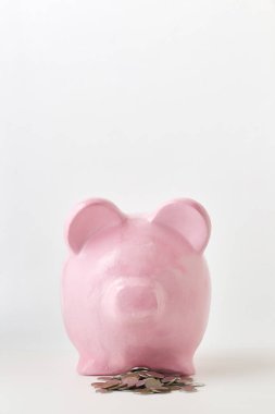 Beyaz arka plan üzerinde pembe kumbara. Finans, tasarruf, doğal durumda