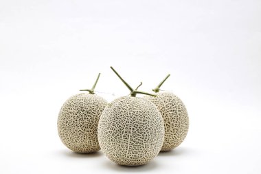 Beyaz arka plan, tasarım için alan üzerinde üç taze kavun karpuz