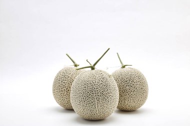 Beyaz arka plan, tasarım için alan üzerinde üç taze kavun karpuz