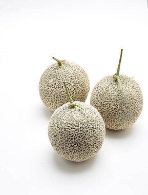 Beyaz arka plan, tasarım için alan üzerinde üç taze kavun karpuz