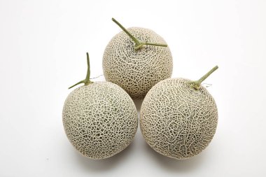 Beyaz arka plan, tasarım için alan üzerinde üç taze kavun karpuz