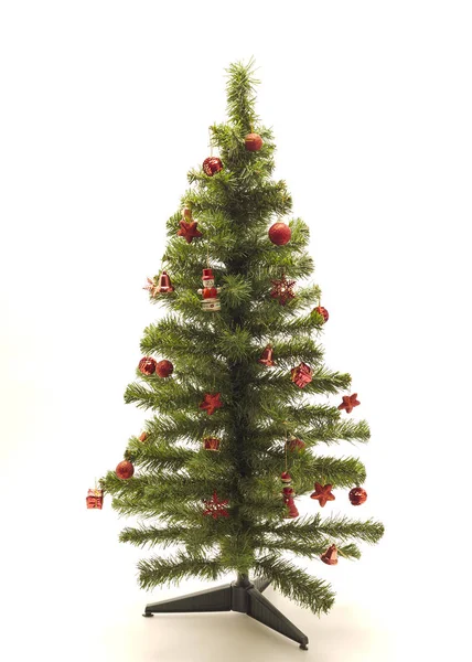 Arbre Noël Avec Décorations Rouges Boîte Cadeau Fond Blanc Concept — Photo