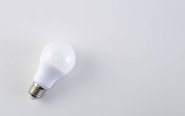 Enerji tasarruflu ampul beyaz arka plan üzerinde kırpma yoluyla izole yol açtı