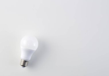 Enerji tasarruflu ampul beyaz arka plan üzerinde kırpma yoluyla izole yol açtı