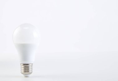 Enerji tasarruflu ampul beyaz arka plan üzerinde kırpma yoluyla izole yol açtı