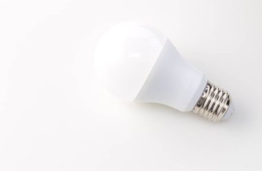 Enerji tasarruflu ampul beyaz arka plan üzerinde kırpma yoluyla izole yol açtı