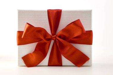 Beyaz beyaz izole kırmızı kurdele Fiyonklu hediye kutusu dokulu