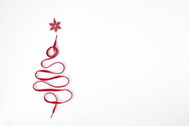 Noel ağacı dekore festivalin beyaz arka plan üzerinde topu iple yapılmış.