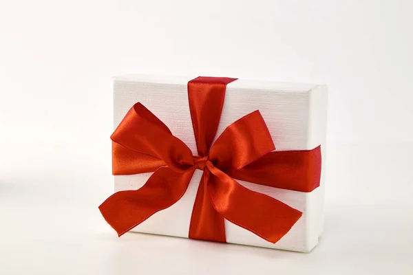 Caja Regalo Con Textura Blanca Con Lazo Cinta Roja Aislado — Foto de Stock