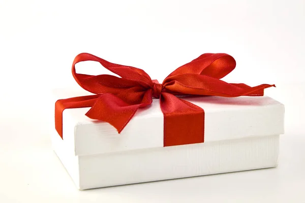 ボックスと大きな赤い弓のクリスマスとお正月 オープンの赤いギフト ボックス ホワイト バック グラウンド ギフトのアイデア 大切な人 — ストック写真