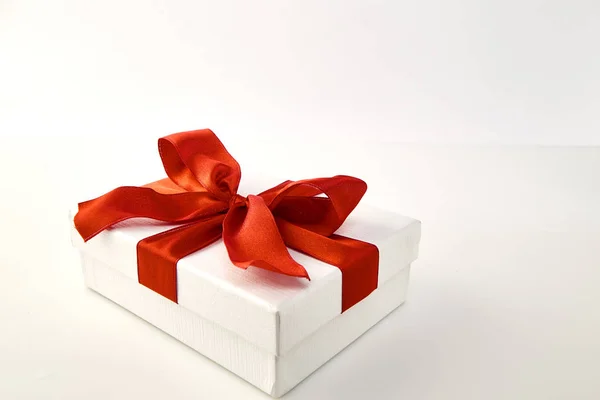 Κουτί Και Μεγάλο Κόκκινο Τόξο Χριστούγεννα Και Πρωτοχρονιά Ανοιχτό Κόκκινο — Φωτογραφία Αρχείου