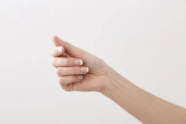 Mano Mujer Sostiene Tarjeta Visita Virtual Sobre Fondo Blanco — Foto de Stock