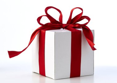 Kırmızı yay hediye kutusu ile beyaz ışık tasarımı, tatil, yeni yıl, Noel kavramı ile alan