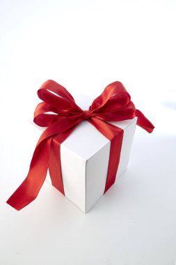 Kırmızı yay hediye kutusu ile beyaz ışık tasarımı, tatil, yeni yıl, Noel kavramı ile alan