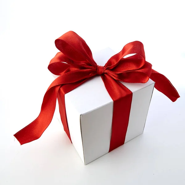 Red Bow Gift Box Met Ruimte Voor Wit Licht Ontwerp — Stockfoto