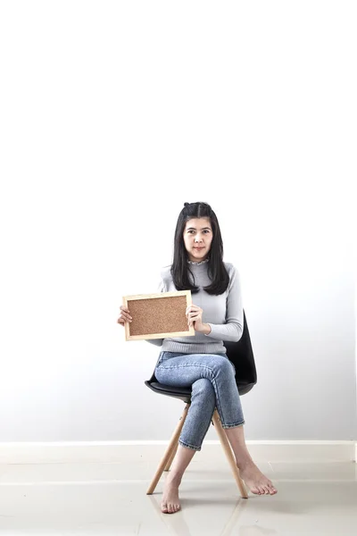 Mooie Jonge Aziatische Vrouw Bulletinboard Lef Vormen Gebaar Zittend Een — Stockfoto