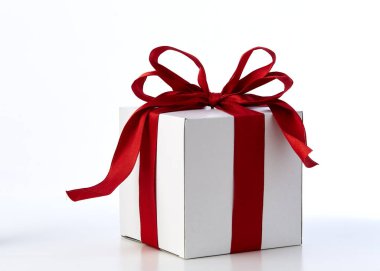 Kırmızı yay hediye kutusu ile beyaz ışık tasarımı, tatil, yeni yıl, Noel kavramı ile alan