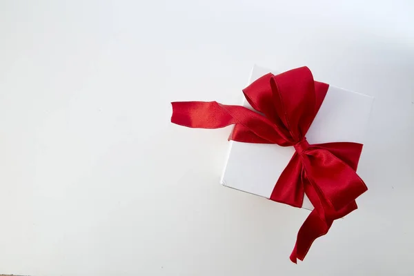 Подарункова Коробка Red Bow Простором Білого Світла Концепцією Свята Нового — стокове фото