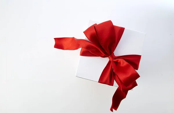 Caja Regalo Arco Rojo Con Espacio Para Diseño Luz Blanca — Foto de Stock