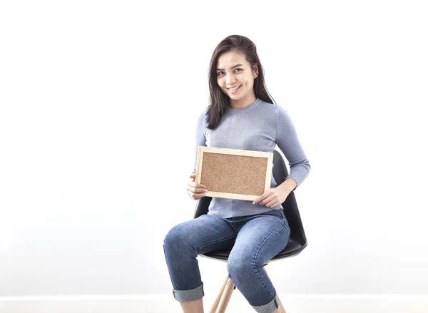 Mooie Jonge Aziatische Vrouw Bulletinboard Lef Vormen Gebaar Zittend Een — Stockfoto