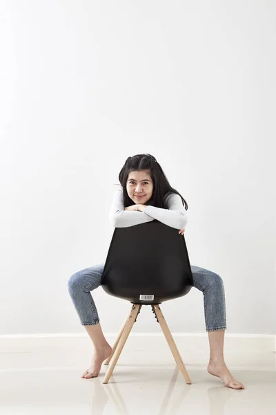 Aantrekkelijke Aziatisch Meisje Zittend Witte Moderne Stoel Ontspannen Thuis Liefde — Stockfoto