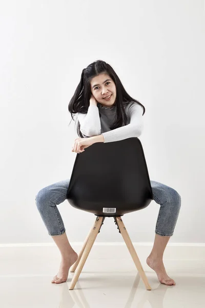 Attraktive Asiatische Mädchen Sitzen Auf Weißen Modernen Stuhl Und Entspannen — Stockfoto