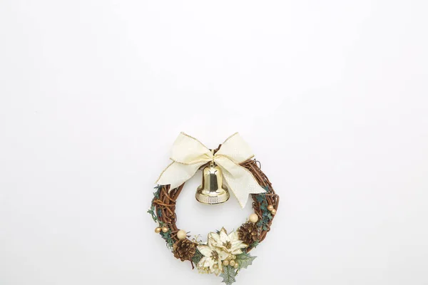 Grinalda Natal Ouro Com Decorações Isoladas Fundo Branco — Fotografia de Stock