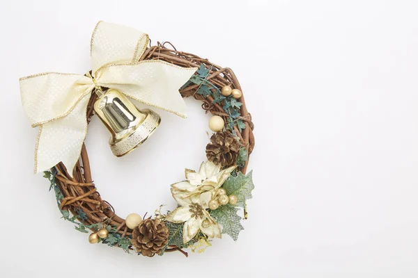 黄金圣诞节花圈与装饰查出的白色背景 — 图库照片