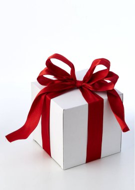 Kırmızı yay hediye kutusu ile beyaz ışık tasarımı, tatil, yeni yıl, Noel kavramı ile alan