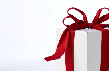 Kırmızı yay hediye kutusu ile beyaz ışık tasarımı, tatil, yeni yıl, Noel kavramı ile alan