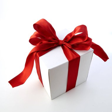 Kırmızı yay hediye kutusu ile beyaz ışık tasarımı, tatil, yeni yıl, Noel kavramı ile alan