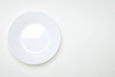 Beyaz arkaplanda boş beyaz kase