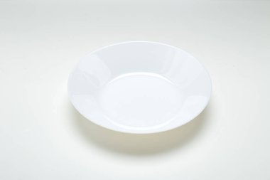 Beyaz arkaplanda boş beyaz kase