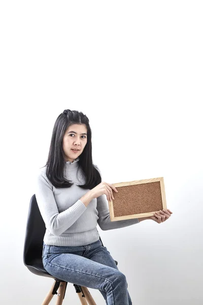 Mooie Jonge Aziatische Vrouw Bulletinboard Lef Vormen Gebaar Zittend Een — Stockfoto
