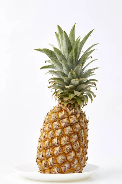 Ripe Pineapple White Plate Isolated Studio Shoot White Background Light — Stock Photo, Image