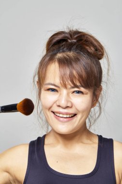 Makyaj, yakın çekim. Kozmetik Toz Fırçası. Mükemmel Cilt