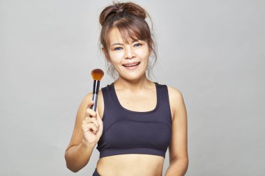 Makyaj, yakın çekim. Kozmetik Toz Fırçası. Mükemmel Cilt