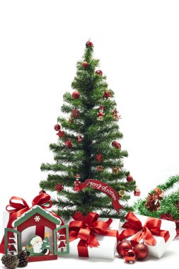 Kırmızı süslemeleri ile Noel ağacı, Hediyelik kutu beyaz arka plan, Noel kavramı iç odası