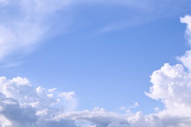 Güzel büyük mavi gökyüzü ile etkileyici bir bulut geçmiş. Şekil bağımsız