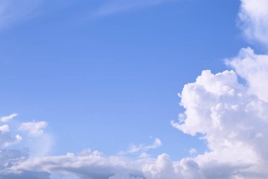 Güzel büyük mavi gökyüzü ile etkileyici bir bulut geçmiş. Şekil bağımsız