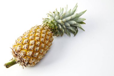 Beyaz arka plan üzerinde izole taze tropikal olgun ananas meyve