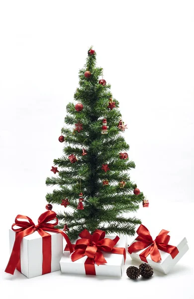 クリスマス コンセプト インテリア ルーム 白地に赤い装飾クリスマス ツリー ギフト ボックスします — ストック写真