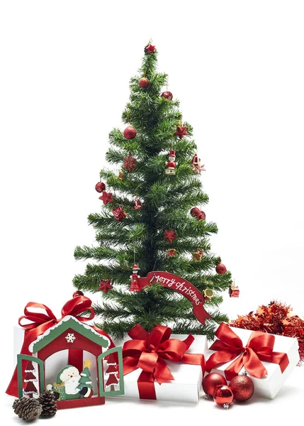 Kerstboom Met Rode Versieringen Gift Box Witte Achtergrond Kerstmis Begrip — Stockfoto