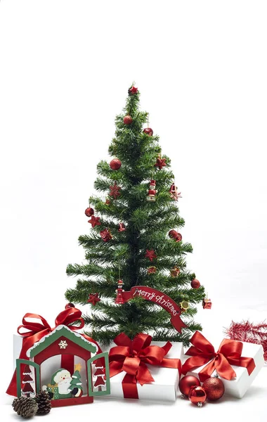 Arbre Noël Avec Décorations Rouges Boîte Cadeau Fond Blanc Concept — Photo