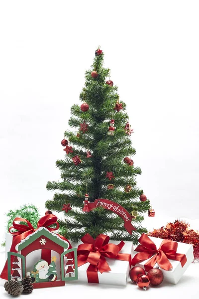 Arbre Noël Avec Décorations Rouges Boîte Cadeau Fond Blanc Concept — Photo